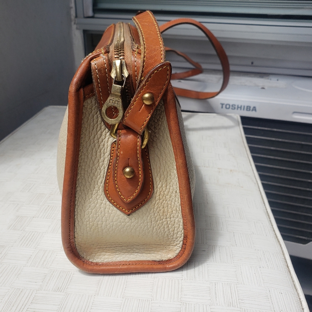 Vtg 90s Dooney & Bourke AW Beige British tan Pebbled Shoulder Bag - Picture 9 of 16